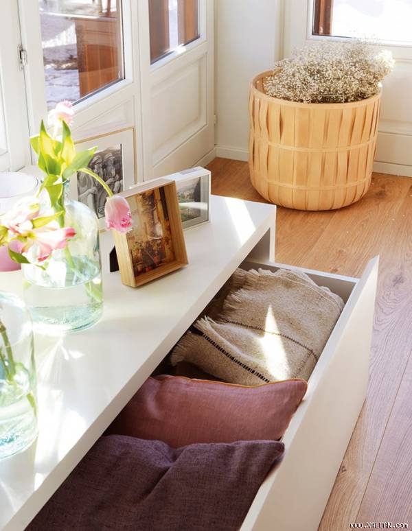 Lối vào được bài trí đơn giản với tủ và ngăn kéo đựng đồ gọn gàng.