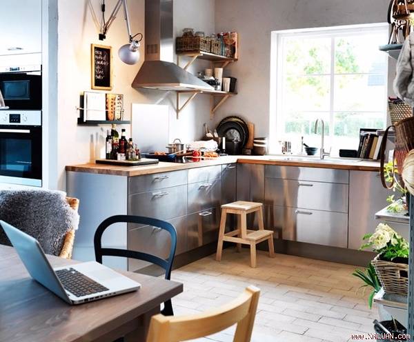 Bị giới hạn trong một không gian khá chật hẹp nhưng căn bếp này không hề cho người khác cảm giác tù túng. Cửa sổ rộng và những ngăn tủ bọc kim loại sáng bóng, cách bày trí đồ thông minh và gọ