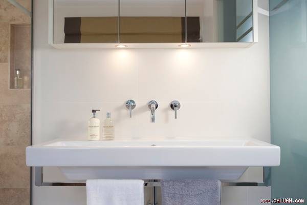 Nên tránh bày quá nhiều đồ xung quanh bồn rửa tay.