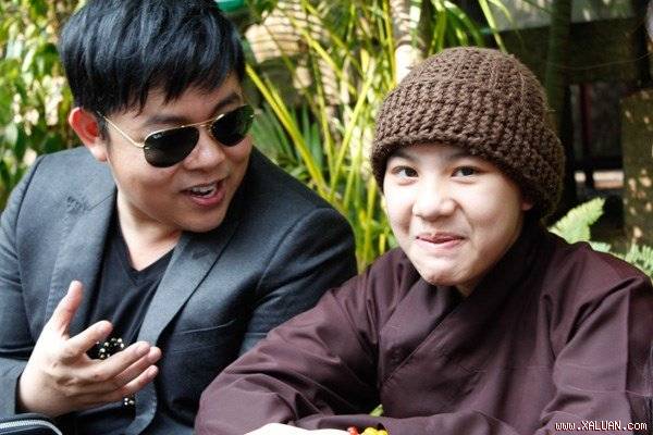 Huyền Trân - con nuôi của Quang Lê cùng sư thầy và nhiều người khác đến tham dự tiệc cưới của MC Thanh Bạch.