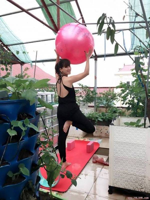 Chị Hương thường tập Yoga trên khu vườn sân thượng trồng rau sạch