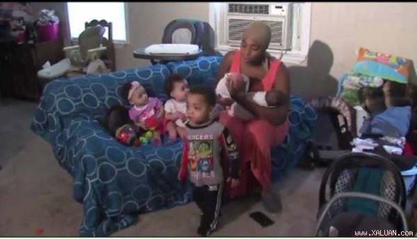 Người mẹ bận rộn chăm sóc 5 đứa con cùng lúc