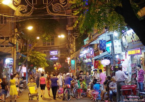 Việt Nam luôn nằm trong danh sách các điểm đến hấp dẫn, các món ăn đường phố ngon tuyệt đối với du khách quốc tế. Ảnh: VnExpress.