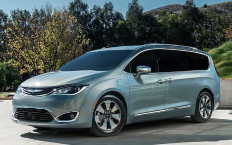 2017 Chrysler Pacifica: Nhà sản xuất đề nghị giá bán lẻ là 28.595 USD