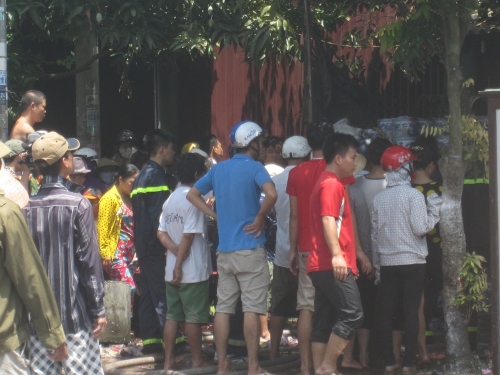 Hai cháu bé tử vong ở Hải Phòng: Hỏa hoạn có thể do chập điện - Ảnh 7 Người dân kéo đến chứng kiến sự việc