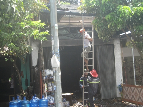 Hai cháu bé tử vong ở Hải Phòng: Hỏa hoạn có thể do chập điện - Ảnh 6 Lực lượng chức năng phải phá mái để đưa thi thể 2 cháu bé từ tầng 2 xuống