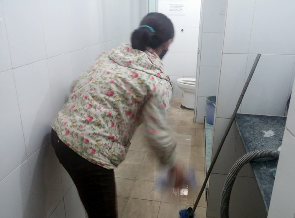 Sự thật đóng 220 nghìn mới được đi vệ sinh ở bệnh viện hình ảnh 3 Chị Hoàn thường xuyên quét dọn nhà vệ sinh tại khoa Sản