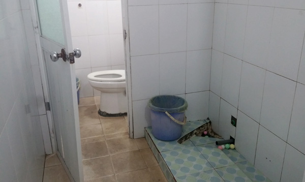 Sự thật đóng 220 nghìn mới được đi vệ sinh ở bệnh viện hình ảnh 5 Bên trong nhà vệ sinh khá sạch sẽ