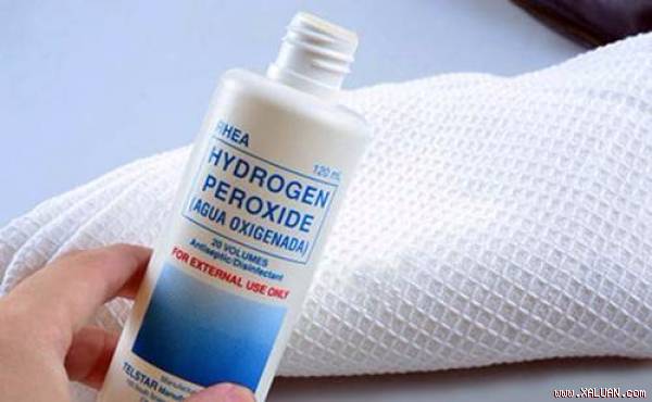 Tuyệt chiêu tẩy trắng răng cấp tốc chỉ bằng 1 lọ oxy già