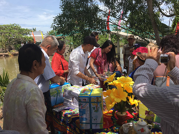Vợ chồng Công Vinh còn tặng sách vở, đồ dùng học tập cho học sinh nghèo chuẩn bị bước vào năm học mới.