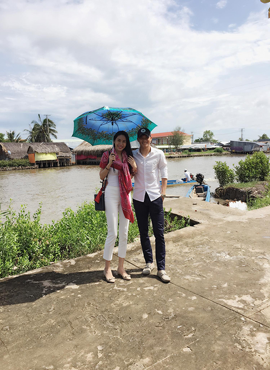 Bên cạnh cây cầu, vợ chồng Công Vinh cũng chi tiền lát thêm một số đoạn đường để người dân quanh vùng không phải lội bùn sình vào mùa mưa.