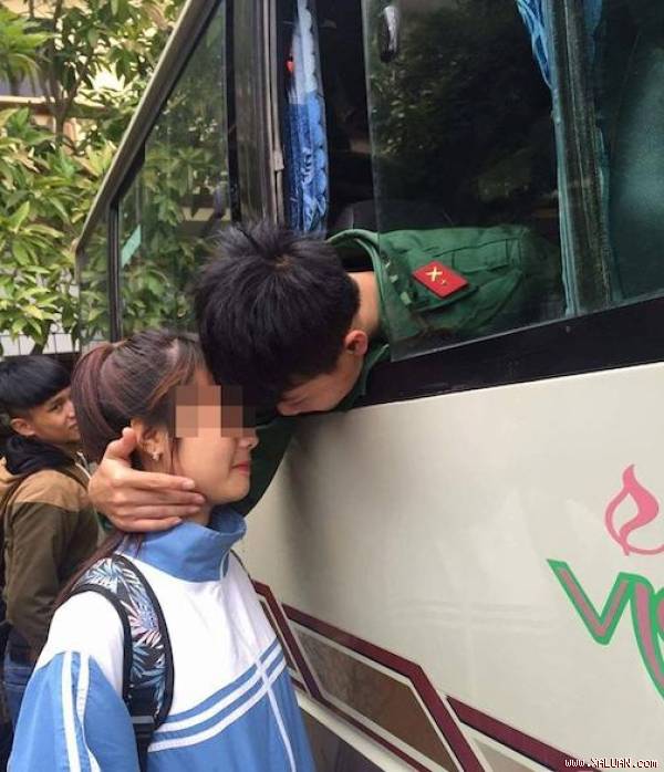 Cô gái trẻ đang ngậm ngùi chia tay người bạn trai
