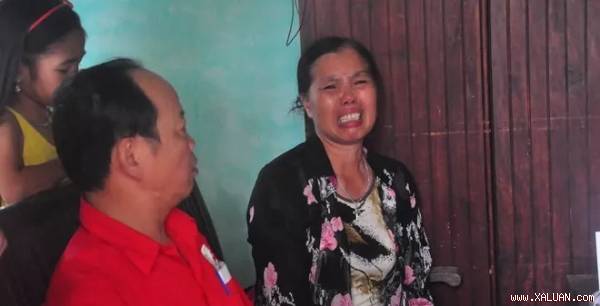 Bà Lương Thị Sinh, chị gái bà Lương Thị Năm (một nạn nhân bị lan can nhà ông Đúng đè trọng thương) khóc lớn kể lại lúc nhận tin em gái gặp nạn.
