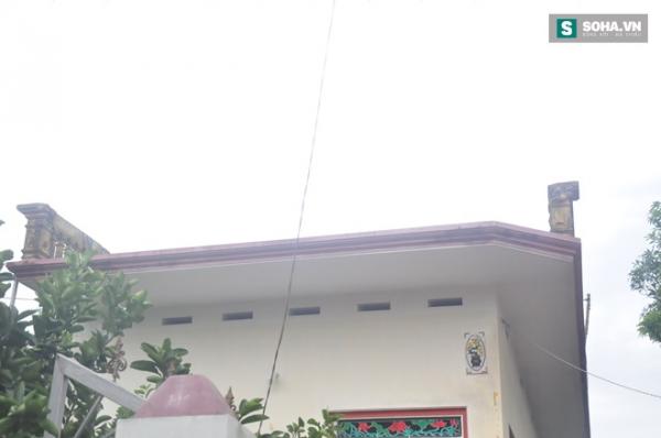 Xót xa gia đình ở Hà Nội hủy đám cưới để lo đám tang vì bão số 1 - Ảnh 3. Toàn bộ phần lan can mái tầng 1 của nhà ông Đúng đã bị mất.