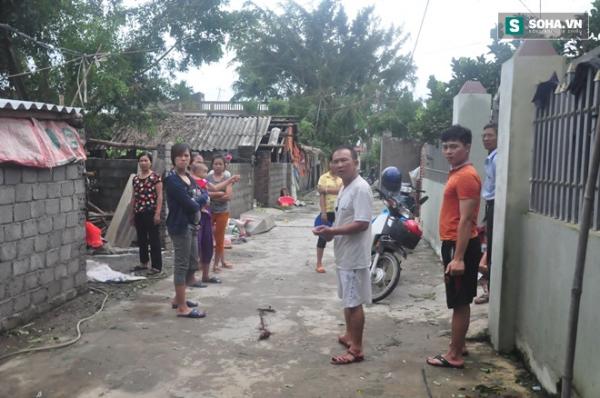 Xót xa gia đình ở Hà Nội hủy đám cưới để lo đám tang vì bão số 1 - Ảnh 1. Người dân thôn An Mỹ tập trung trước nhà ông Đúng bàn tán về sự việc đau lòng xảy ra vào chiều qua.