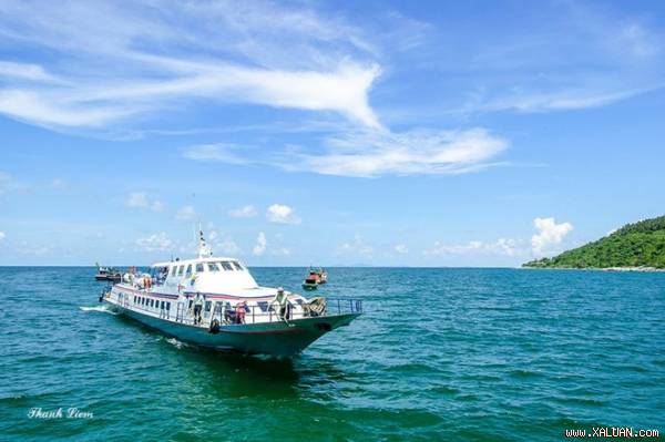 Đảo Hòn Sơn nằm giữa Hòn Tre và quần đảo Nam Du, với diện tích 11,5 km2. Để đến với Hòn Sơn, cần đi tàu cao tốc với hành trình 1 giờ 45 phút.