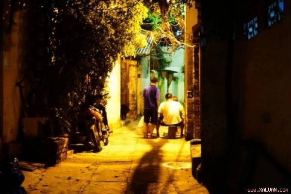 Ban ngày, cả bệnh nhân lẫn người nhà đều đi làm nên buổi tối mới có thể bắt gặp họ tụ tập quanh xóm thế này.
