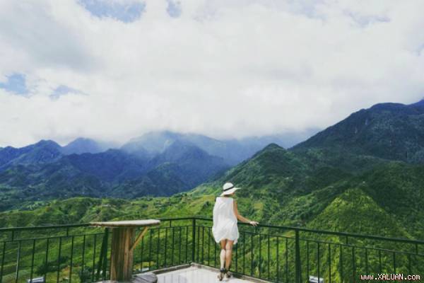 Ban công khu nghỉ nhìn ra núi non trùng điệp. Ảnh: Mi Vân