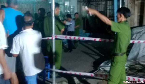 Cơ quan công an khám nghiệm hiện trường vụ án mạng. Ảnh do cơ quan công an cung cấp Cơ quan công an khám nghiệm hiện trường vụ án mạng. Ảnh do cơ quan công an cung cấp