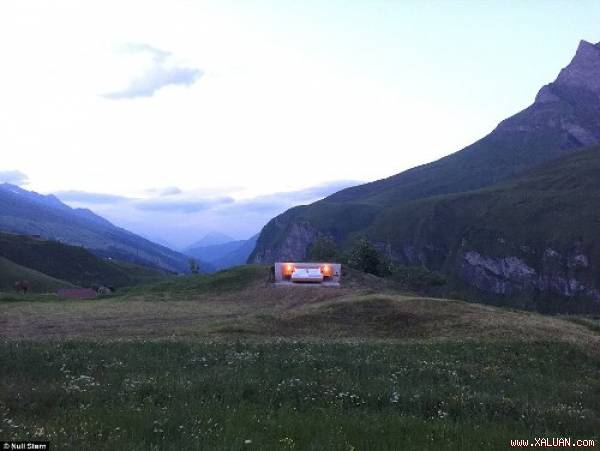 Khách sạn “ngàn sao“ là một chiếc giường đặt giữa không gian mênh mông, vắng lặng của vùng núi trên dãy Alps, Thụy Sĩ. Ảnh: Null Stern