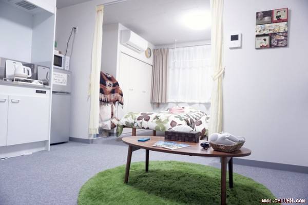 Căn hộ ở thành phố Osaka (Nhật) nằm trên tầng hai của một chung cư mini. Nhà có tổng diện tích 27 m2 nhưng có đủ không gian cho gia đình trẻ hoặc các nhóm sinh viên ở chung.