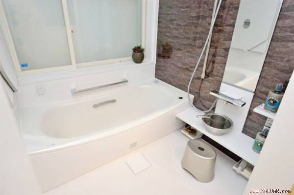 Nhà tắm hiện đại nhưng vẫn có ghế, chậu, gáo nước để làm sạch cơ thể. Ảnh minh họa: Gregman.
