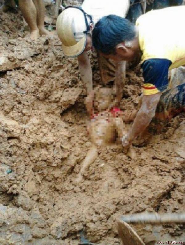 Hình ảnh bé 5 tuổi bị vùi lấp dưới đống đất đá sau trận lũ khiến bật khóc (nguồn: internet). Hình ảnh bé 5 tuổi bị vùi lấp dưới đống đất đá sau trận lũ khiến bật khóc (nguồn: internet).