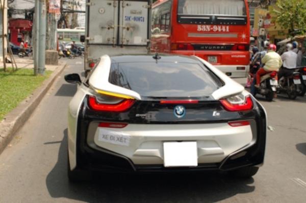BMW I8 - một trong những siêu xe mà Mina sở hữu.