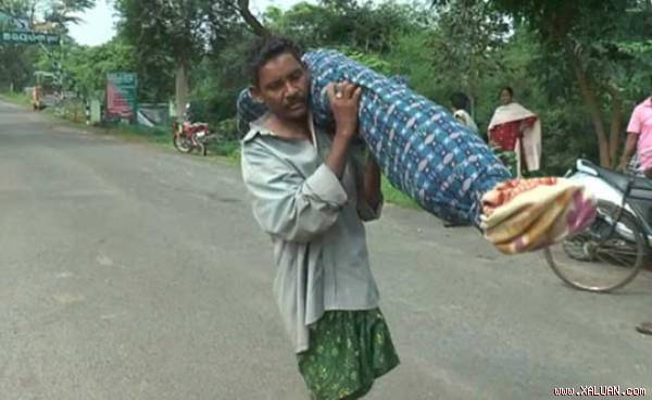 Vác thi thể vợ 10 km từ bệnh viện về nhà Vác thi thể vợ 10 km từ bệnh viện về nhà