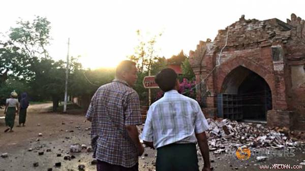 Giới chức Myanmar trước ngôi đền cổ bị phá hỏng