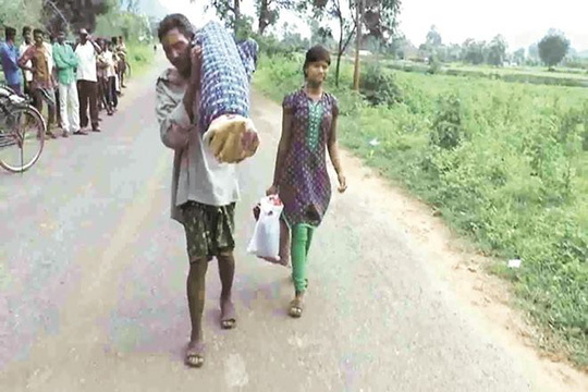 Ông Dana Majhi và con gái trên đường đưa xác vợ về nhà. Ảnh: NDTV, Indian Express Ông Dana Majhi và con gái trên đường đưa xác vợ về nhà. Ảnh: NDTV, Indian Express