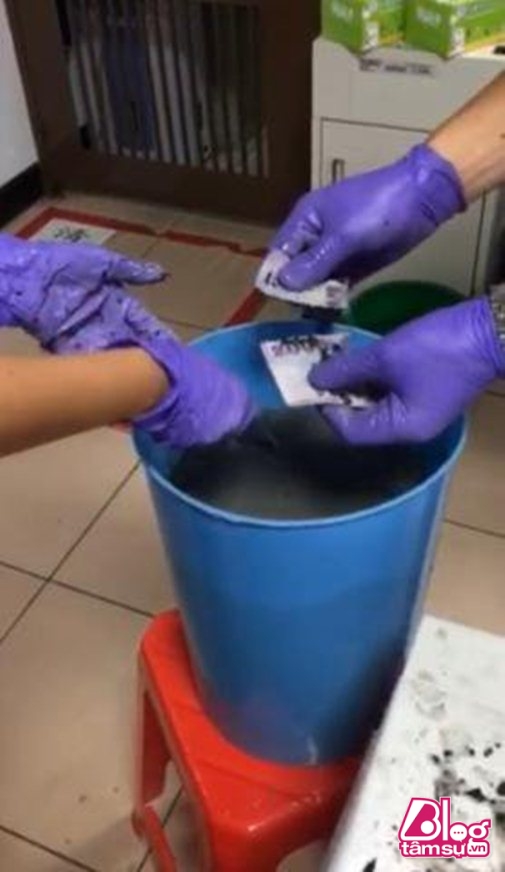 Cảnh sát phải mất rất nhiều công sức để làm sạch và sắp xếp số tiền đã bị cháy xém