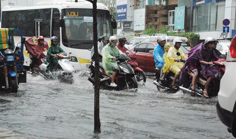 Sau thông xe đường nội đô đẹp nhất, cửa ngõ Tân Sơn Nhất kẹt vì mưa