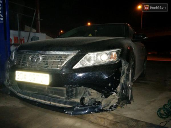 Hà Nội: Lái xe Camry gây tai nạn kéo lê xe máy hơn 3km, dân bức xúc đuổi đánh - Ảnh 2. Chiếc xe Camry gây tai nạn.