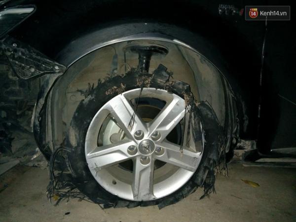Hà Nội: Lái xe Camry gây tai nạn kéo lê xe máy hơn 3km, dân bức xúc đuổi đánh - Ảnh 3. Bánh trước của chiếc xe hư hỏng nặng.