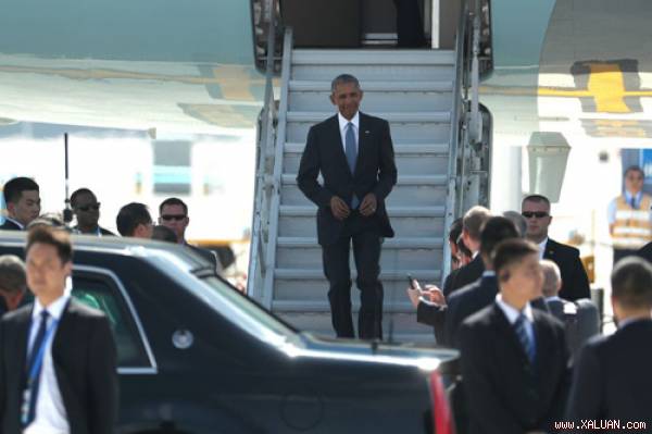 Ông Obama đặt chân xuống sân bay Hàng Châu bằng thang của máy bay. Ảnh: Reuters