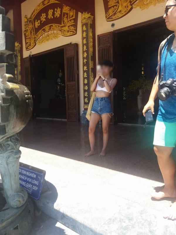 Cô gái hồn nhiên tham quan chùa trong bộ trang phục phản cảm. Ảnh: Facebook T.T Cô gái hồn nhiên tham quan chùa trong bộ trang phục phản cảm. Ảnh: Facebook T.T