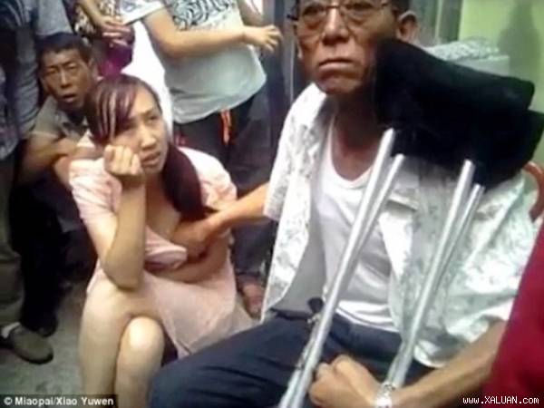 Người phụ nữ váy hồng đã chấp nhận cho vị thầy bói sờ ngực để tiên đoán tương lai.
