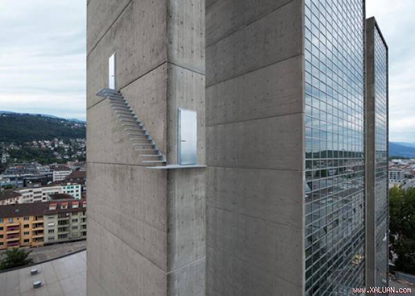  Bên ngoài một tòa nhà ở thành phố Bienne (Thụy Sĩ) có một chiếc cầu thang nhôm trông khá mỏng mảnh và nguy hiểm.
