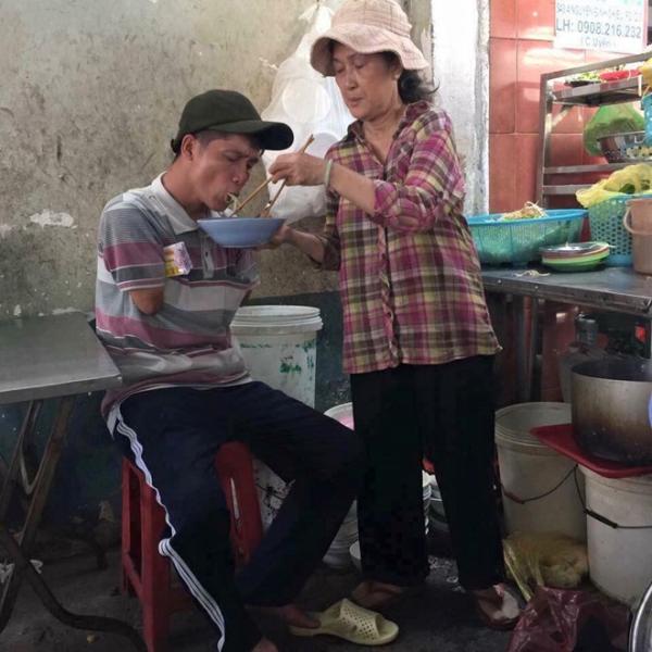 Chuyện cô chủ quán và anh bán vé số cụt tay tại Sài Gòn - 1