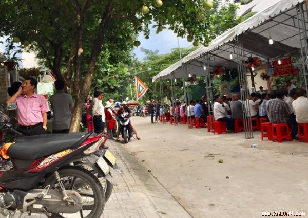 Ảnh minh họa 1 - Mẹ bé trai bị cuốn xuống cống khóc ngất khi nghe tin con mất