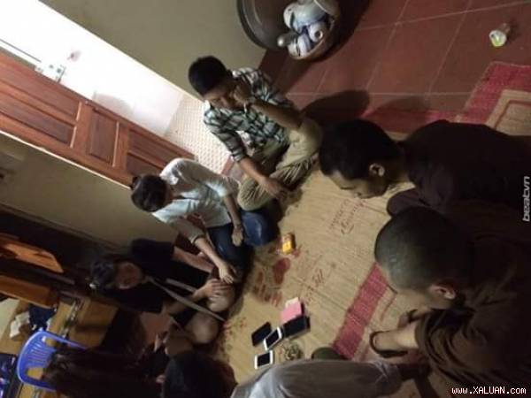 Bắt quả tang sư dẫn gái về làng đánh bạc