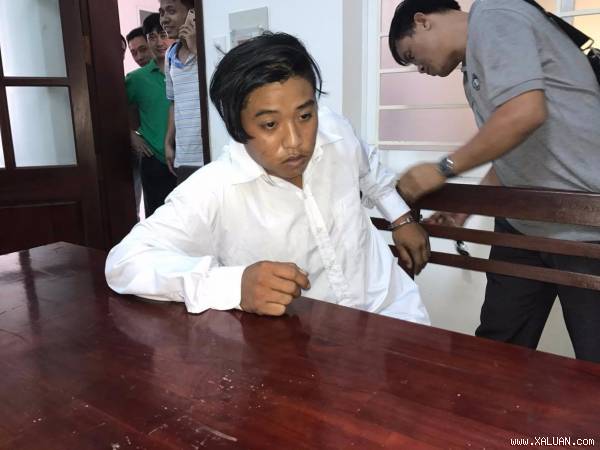 Nghi can Châu Minh Nhân vừa được di lý về công an tỉnh Bà Rịa - Vũng Tàu Nghi can Châu Minh Nhân vừa được di lý về công an tỉnh Bà Rịa - Vũng Tàu