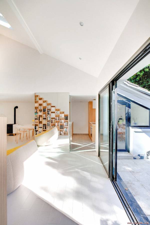 Căn nhà rộng 160 m2 ở Paris (Pháp) có thiết kế thanh lịch với tông màu trắng, gỗ sáng màu và những khung cửa sổ lớn lấy sáng từ ban công.