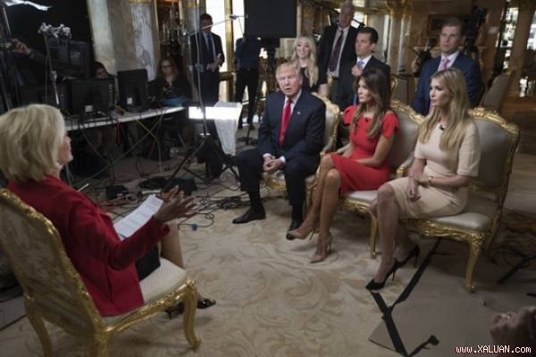  Gia đình ông Trump trong buổi phỏng vấn “60 Phút“. Ảnh: Washington Post