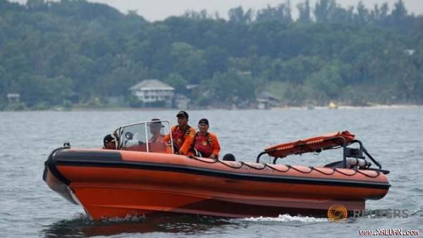  Lực lượng cứu hộ Indonesia tuần tra sau một vụ lật thuyền trên vùng biển nước này vào đầu tháng 11/2016. Ảnh: Reuters
