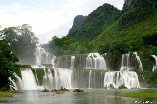 Thác Bản Giốc với những tầng thác hùng vĩ.