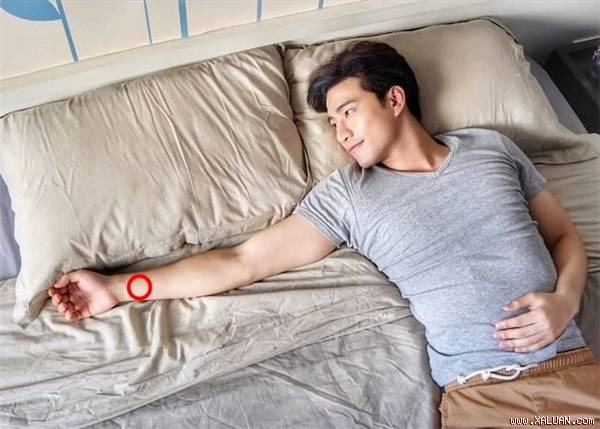 Chú ý một chút ở khu vực gần cổ tay chàng để tìm vạch trinh tiết nhé. (Ảnh: Internet)