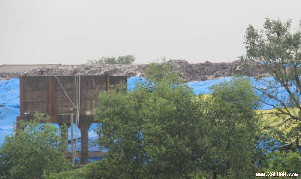  Rác ứ đọng chất thành núi tại Nhà máy Xử lý rác Thủy Phương gây ô nhiễm môi trường nghiêm trọng.  Ảnh: A.S