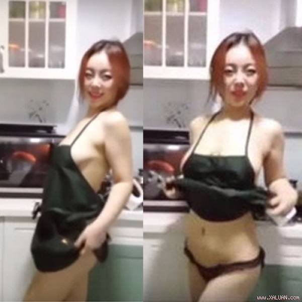 Bà mẹ trẻ vô tư mặc nội y uốn éo trước mặt con trai khi làm bếp